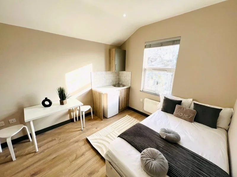 Room Queens Road in Greater London