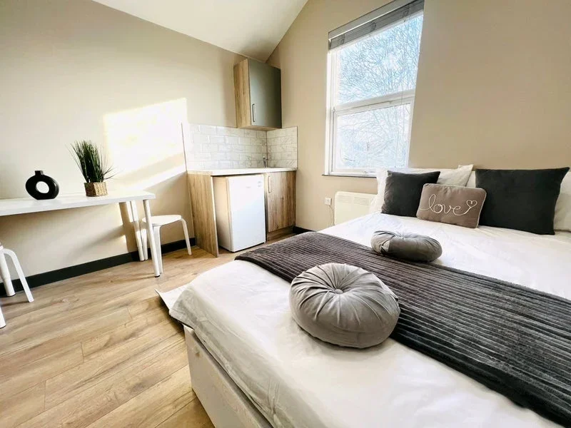 Room Queens Road in Greater London