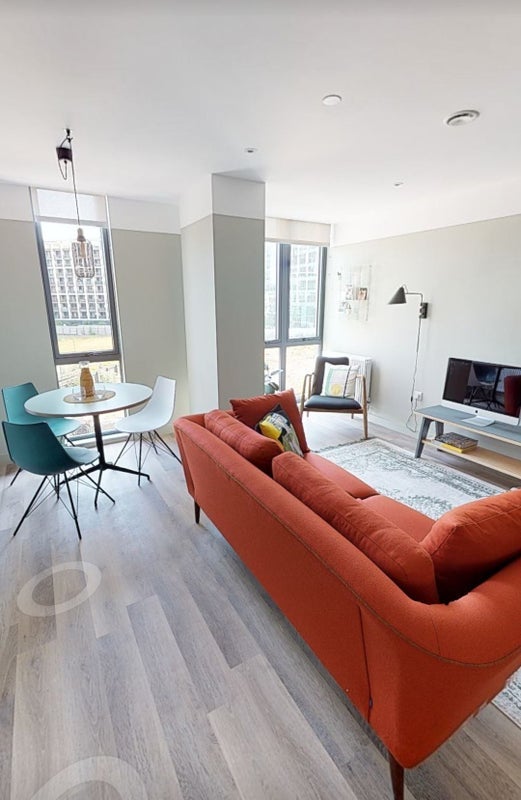 Room Dingwall Road in Greater London