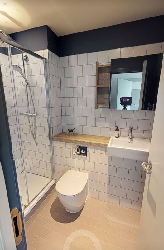 Room Dingwall Road in Greater London