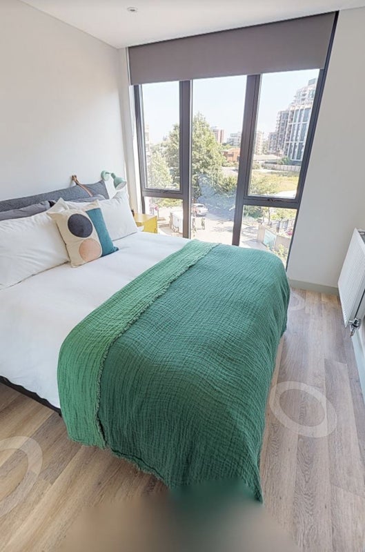 Room Dingwall Road in Greater London