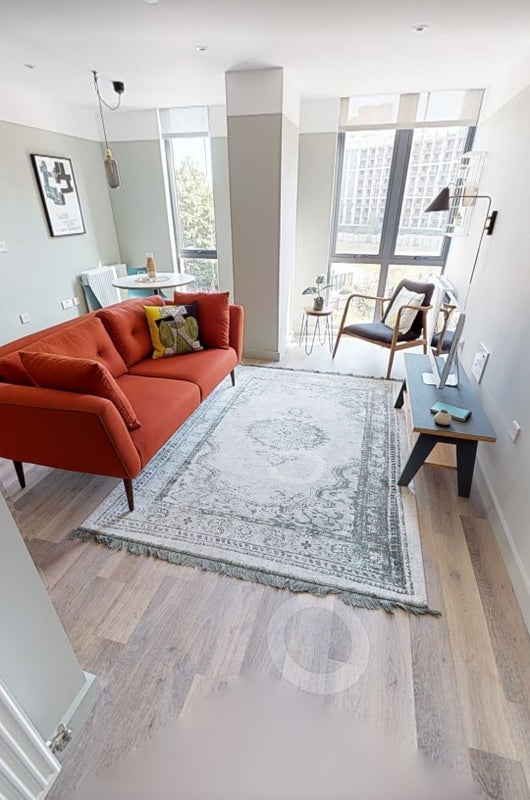 Room Dingwall Road in Greater London