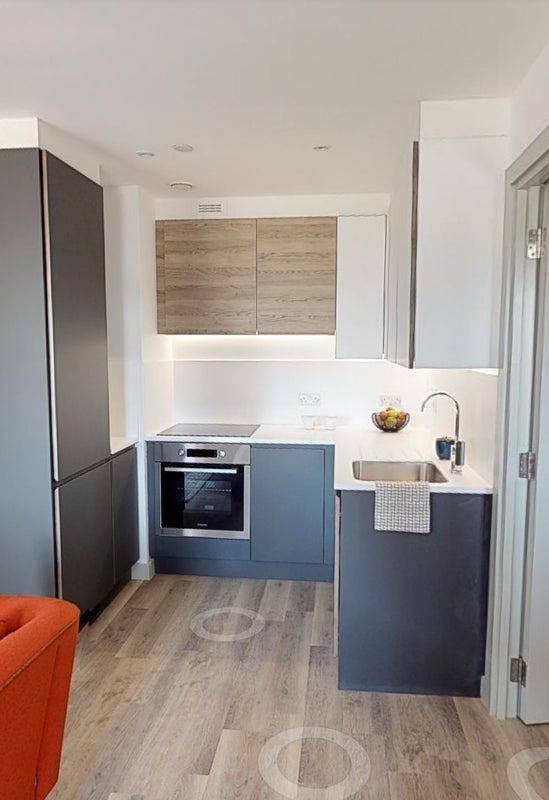 Room Dingwall Road in Greater London