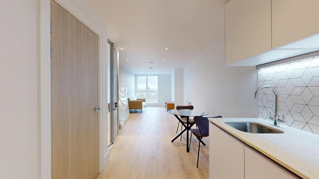 Flat Beverley Way in Greater London