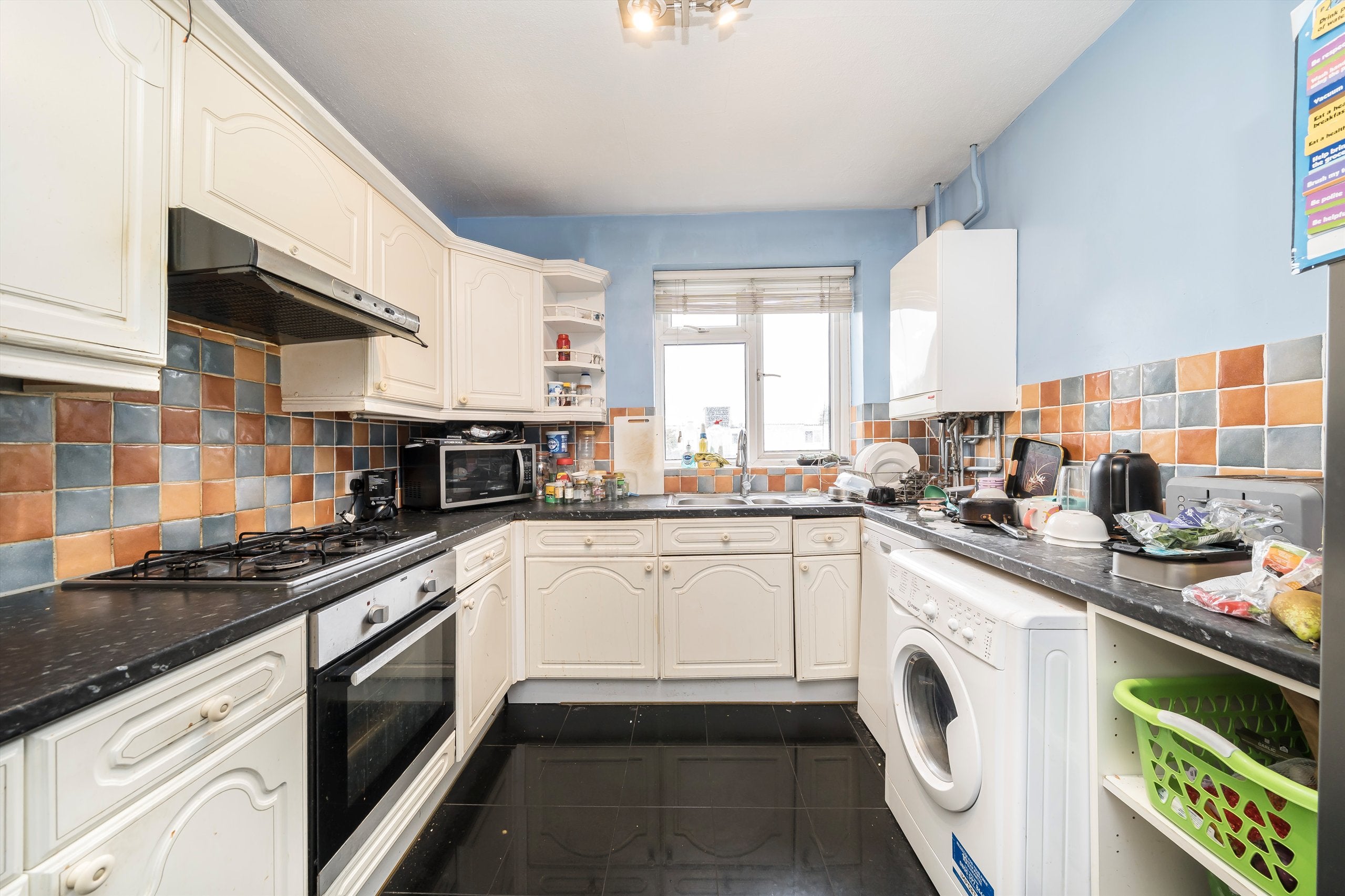 Flat Christchurch Avenue in Greater London