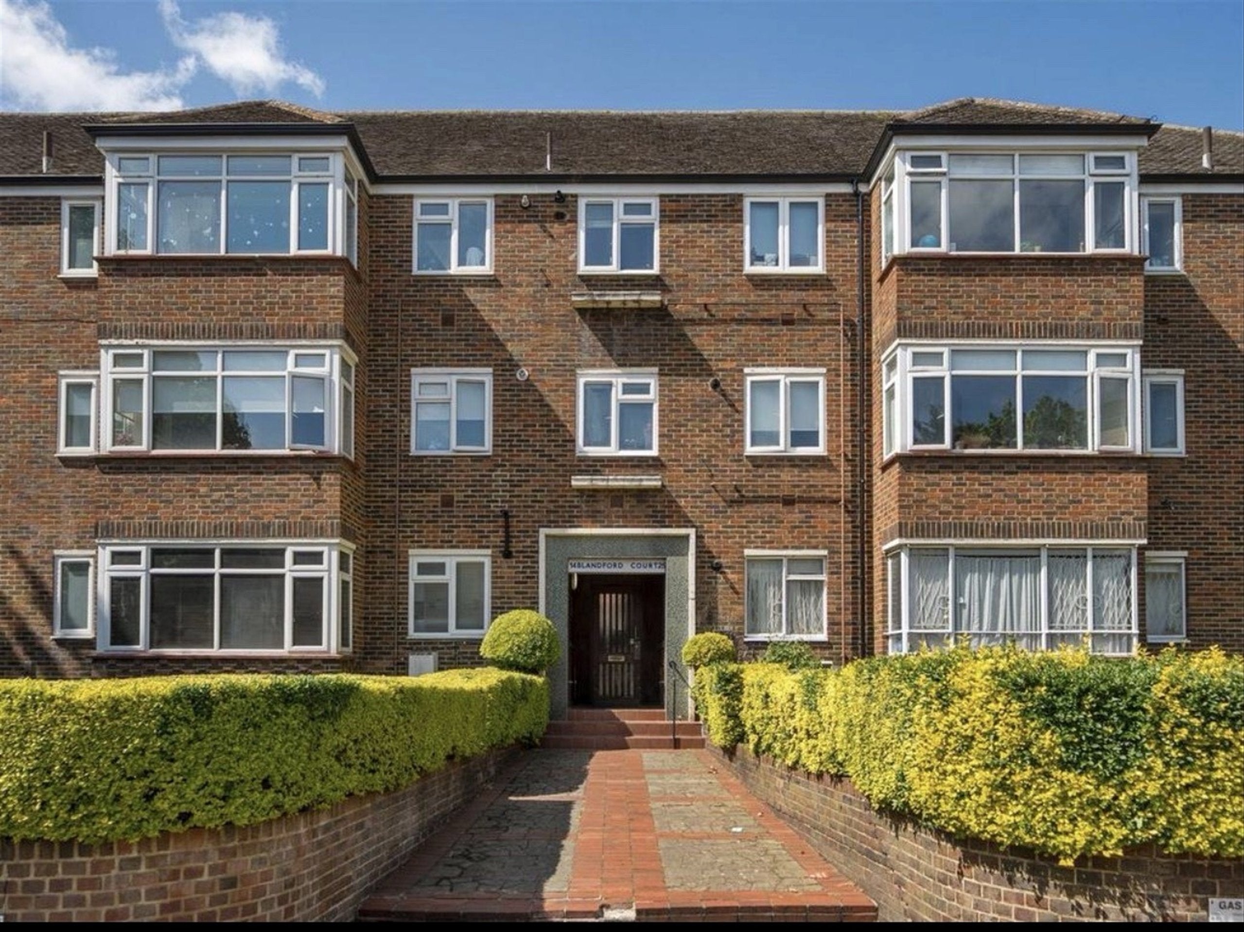 Flat Christchurch Avenue in Greater London