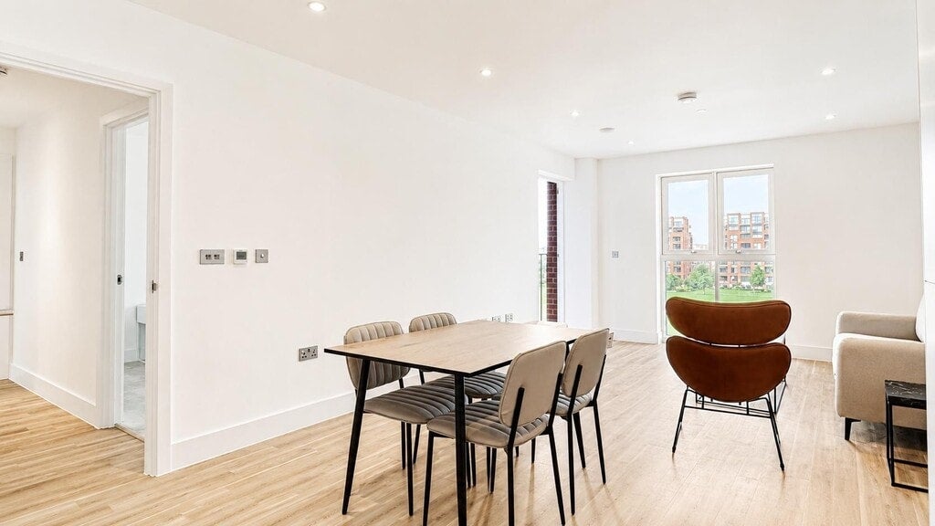 Flat Pasteur Close in Greater London