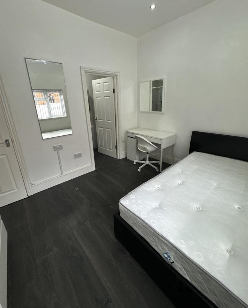 Room Mostyn Road in Birmingham