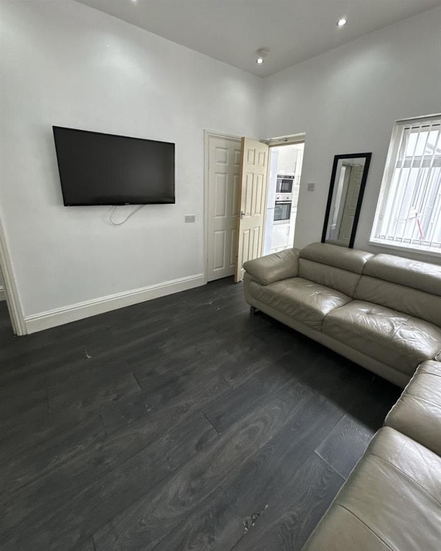 Room Mostyn Road in Birmingham