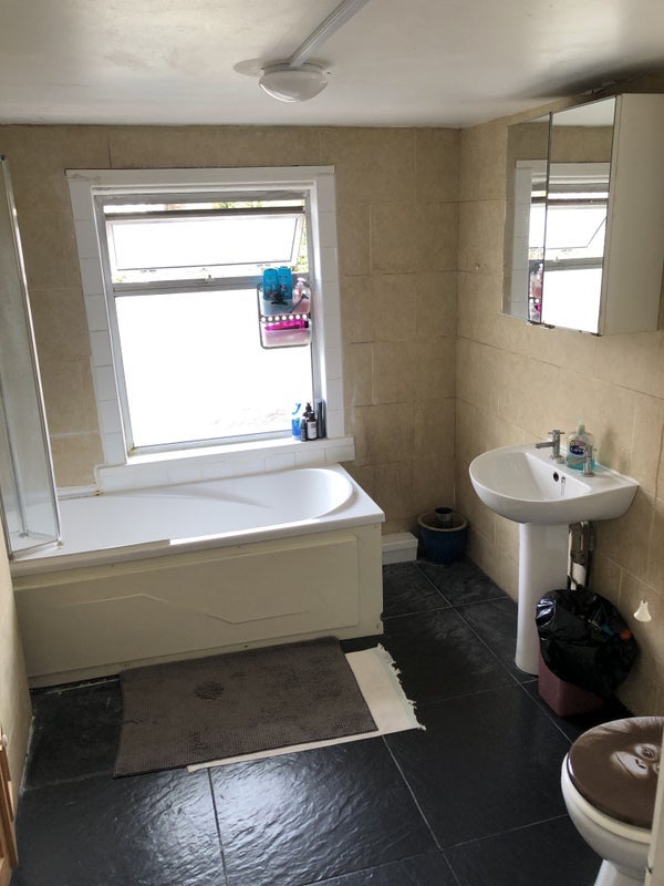 Room Davisville Road in Greater London