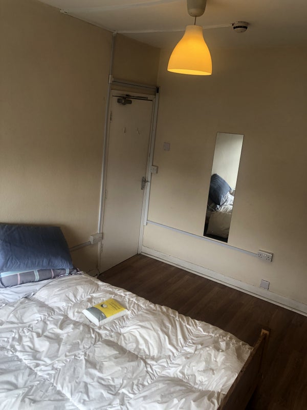 Room Davisville Road in Greater London