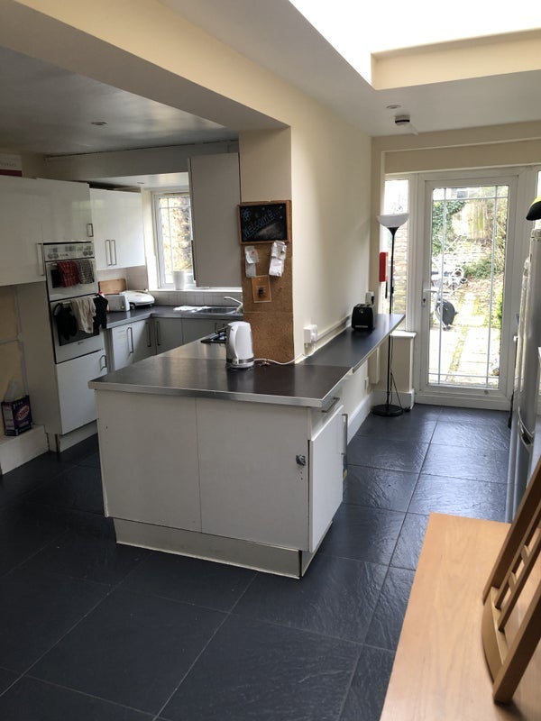 Room Davisville Road in Greater London