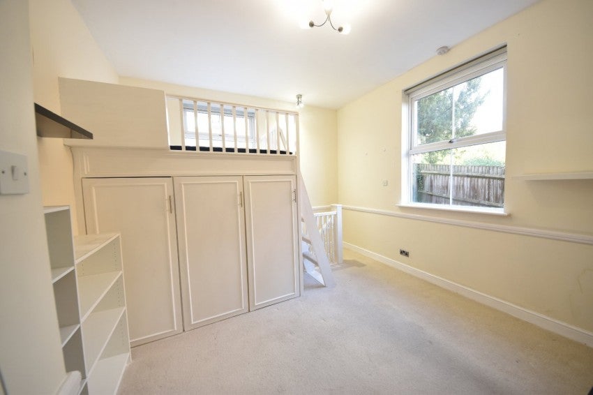 Flat Priory Road in High Wycombe