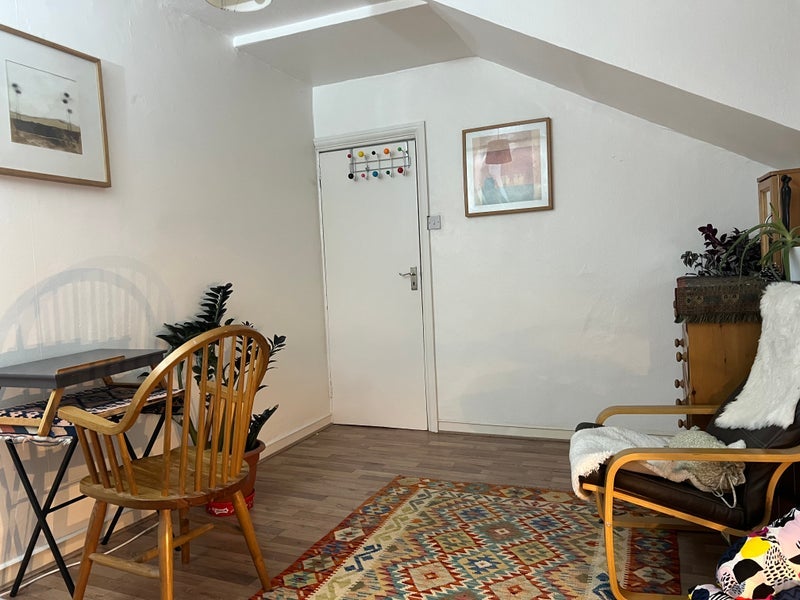 Room Cricketfield Road in Greater London