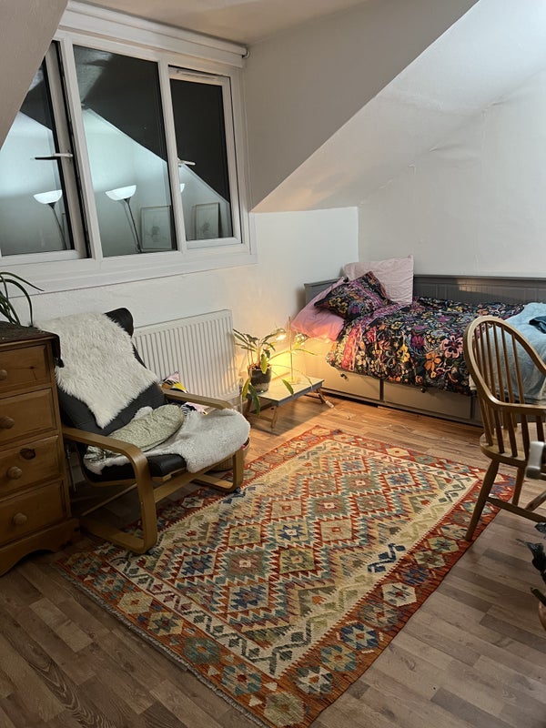 Room Cricketfield Road in Greater London