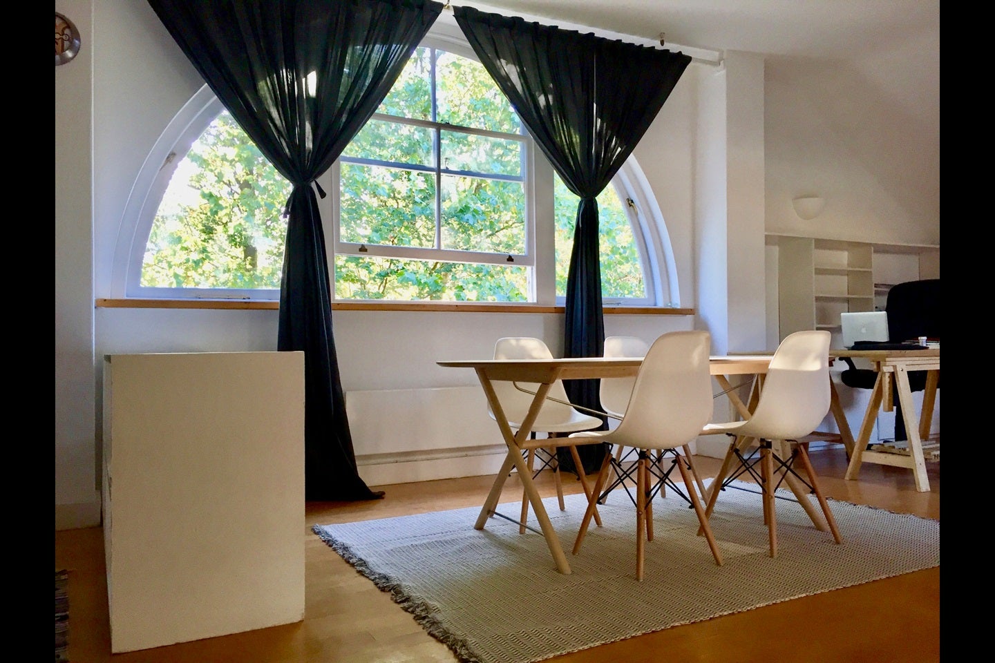 Flat Ravenscroft Street in Greater London