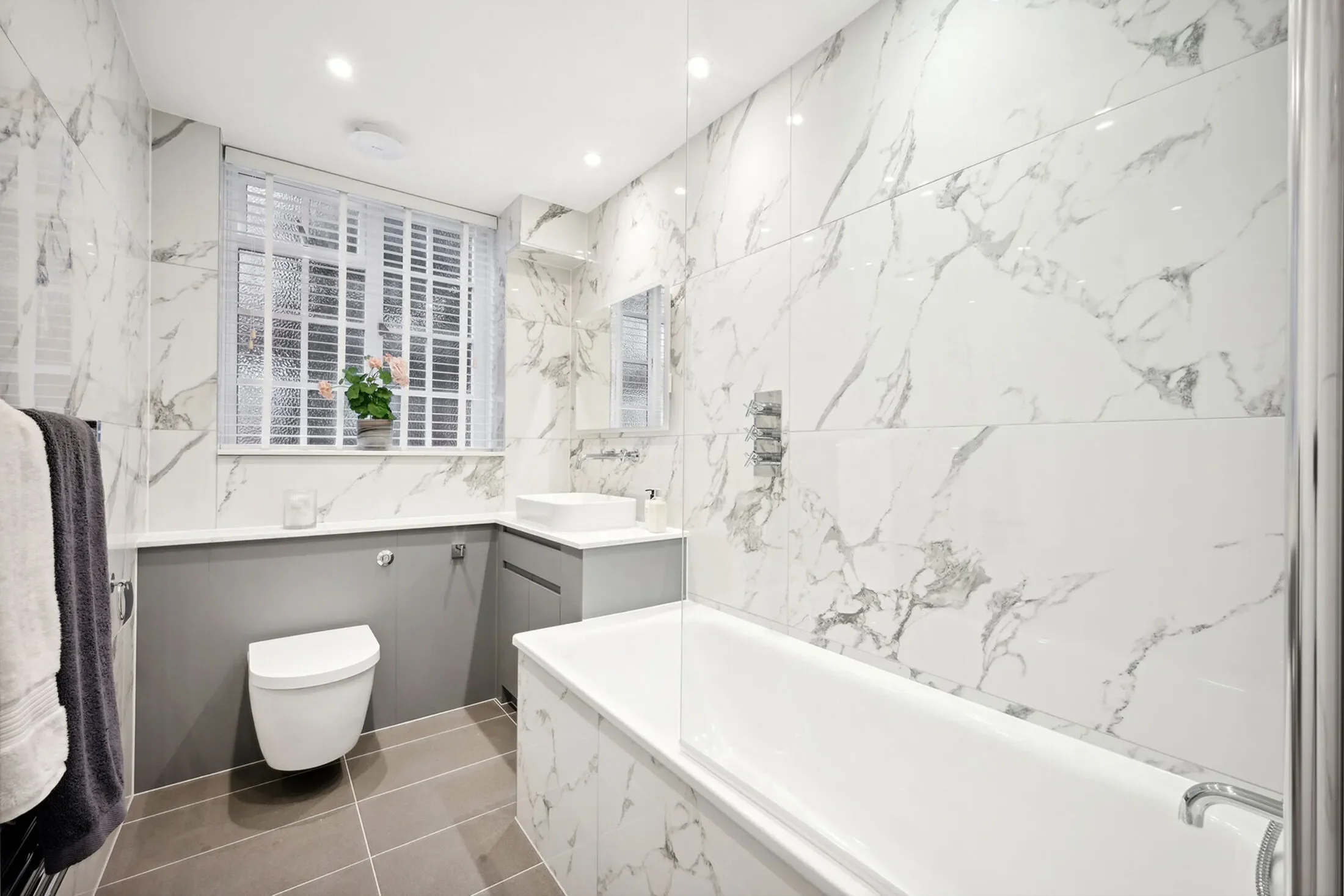 Flat Kensington High Street in Greater London