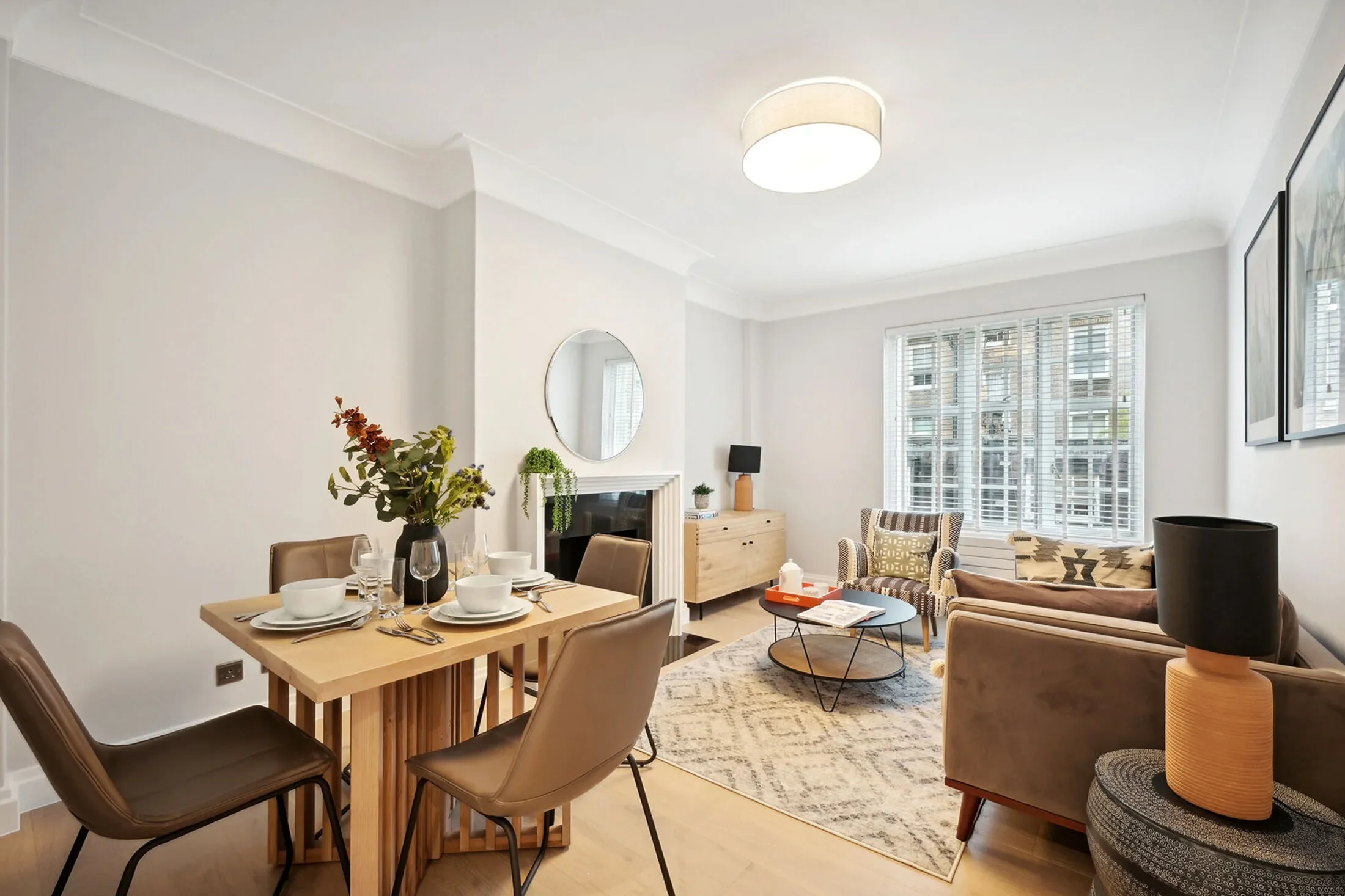 Flat Kensington High Street in Greater London
