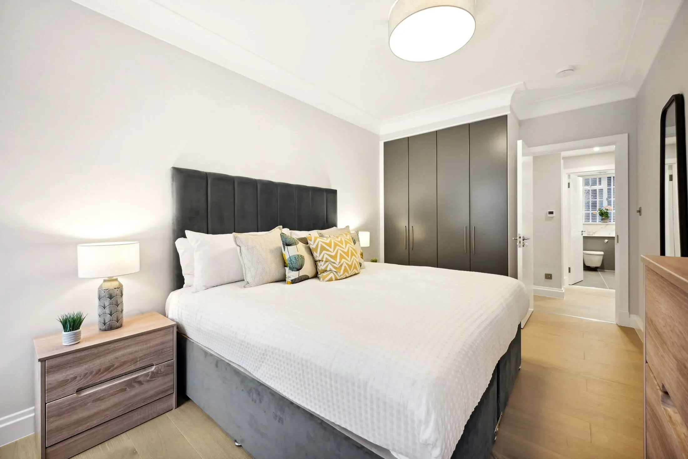 Flat Kensington High Street in Greater London