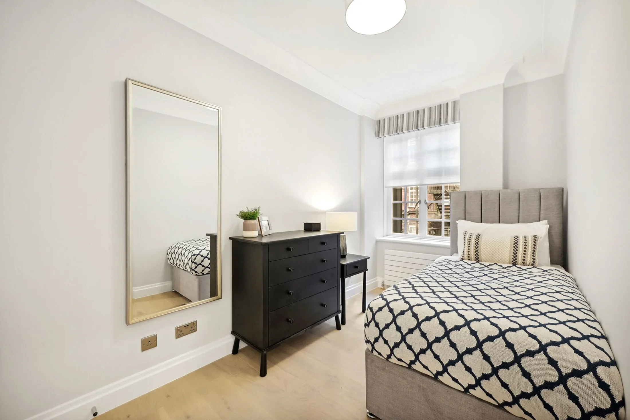 Flat Kensington High Street in Greater London