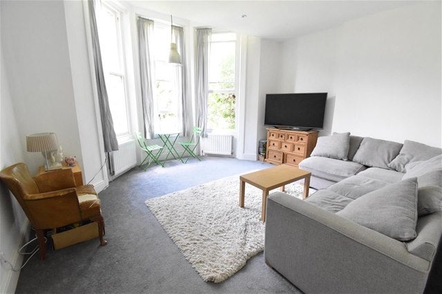 Flat Surbiton Hill Park in Greater London