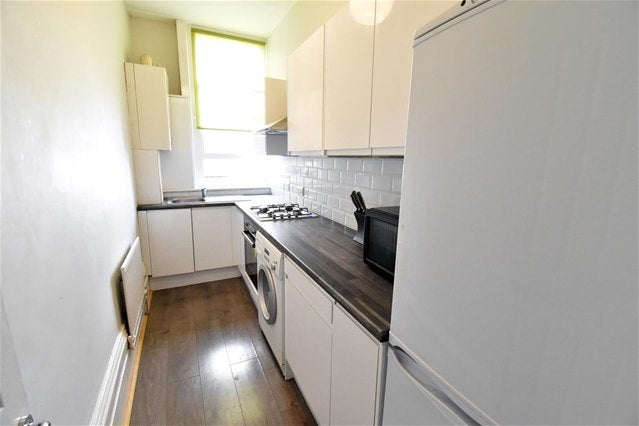 Flat Surbiton Hill Park in Greater London
