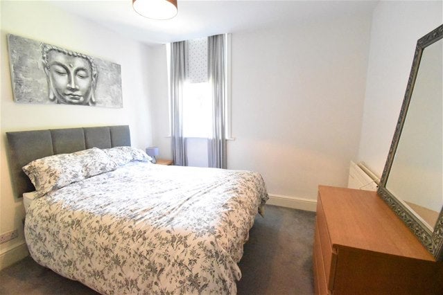 Flat Surbiton Hill Park in Greater London