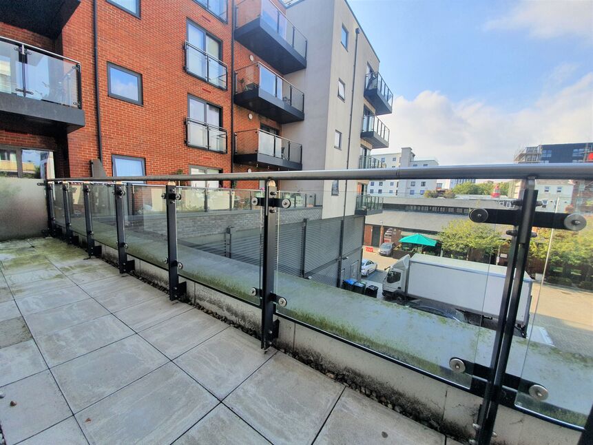 Flat Canute Road in Southampton