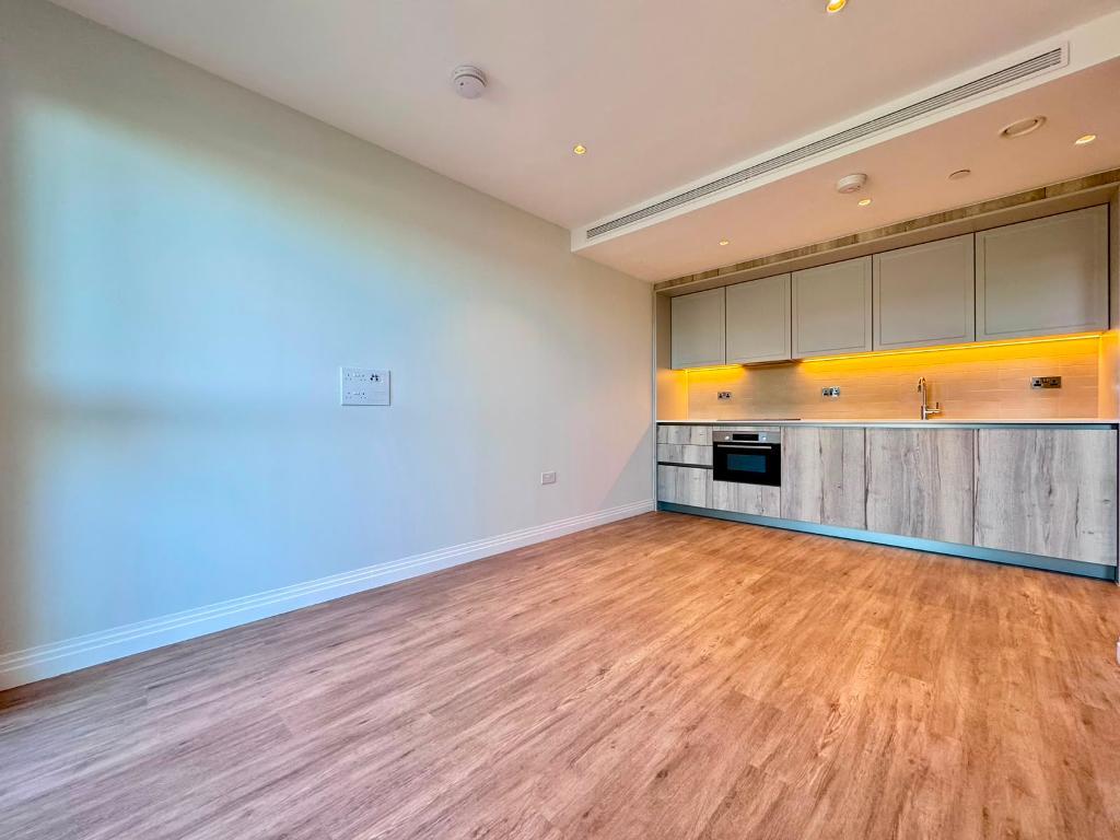 Flat Woodall Close in Greater London