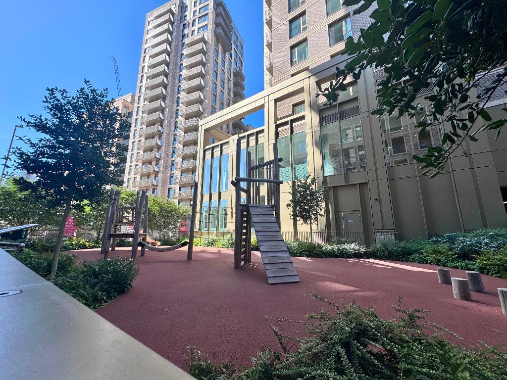 Flat Woodall Close in Greater London