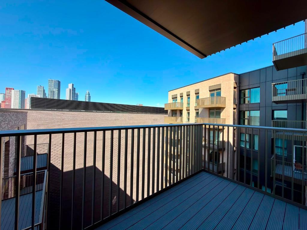 Flat Woodall Close in Greater London