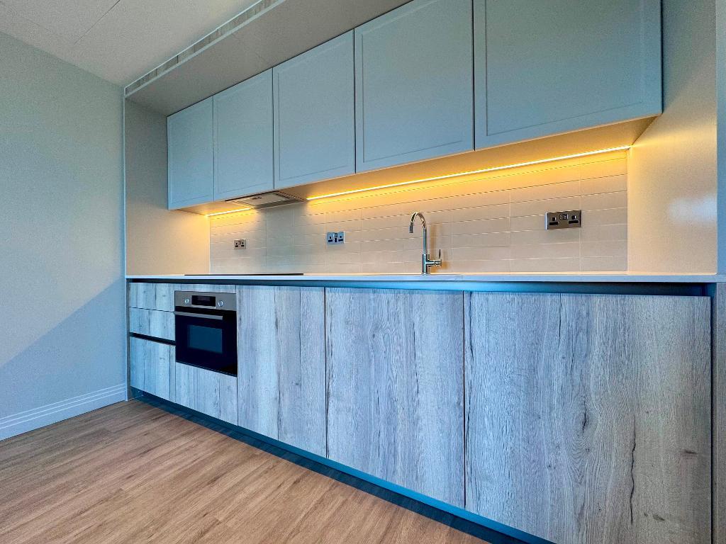 Flat Woodall Close in Greater London