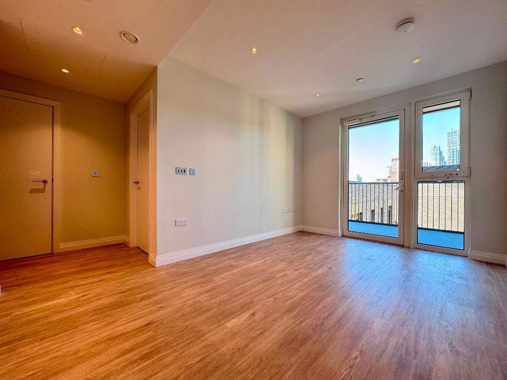 Flat Woodall Close in Greater London