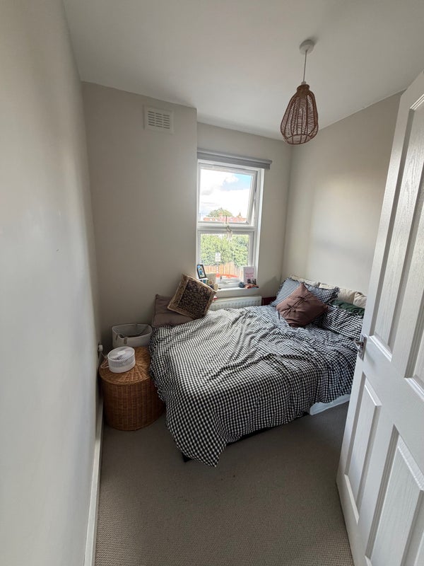 Flat Bickersteth Road in Greater London