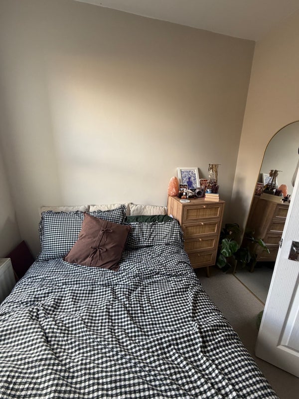 Flat Bickersteth Road in Greater London
