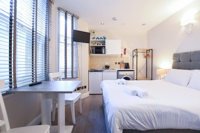 Flat Castletown Road in Greater London