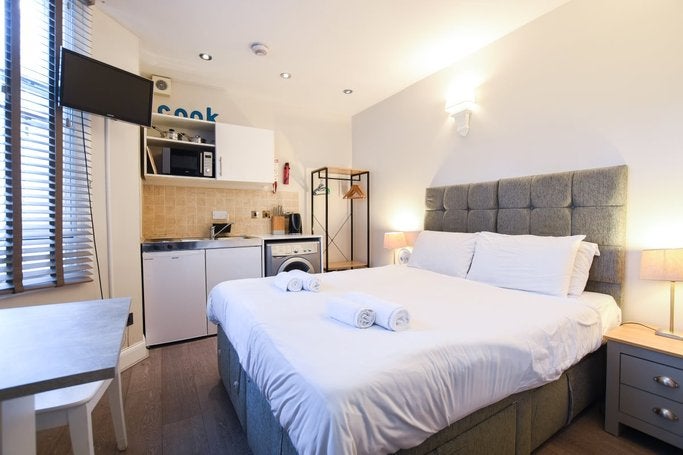 Flat Castletown Road in Greater London