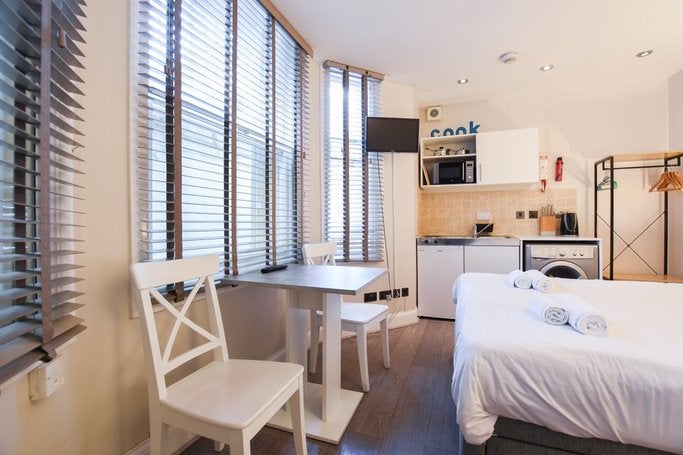 Flat Castletown Road in Greater London