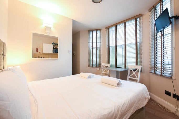 Flat Castletown Road in Greater London