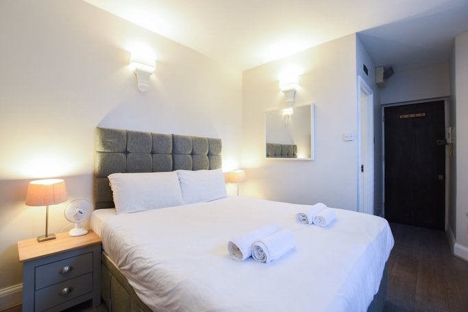 Flat Castletown Road in Greater London
