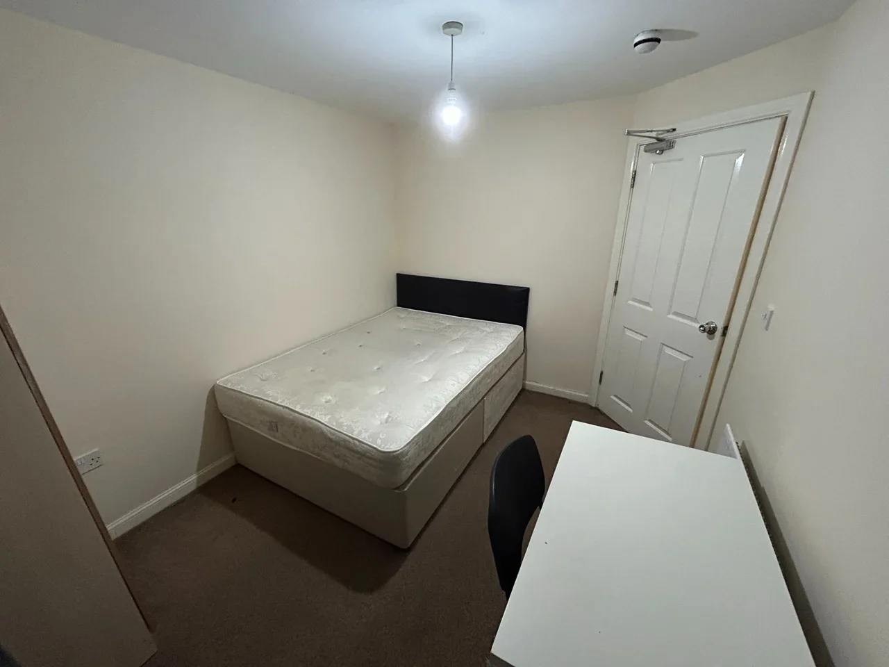 Room Aviation Avenue in Welwyn Hatfield