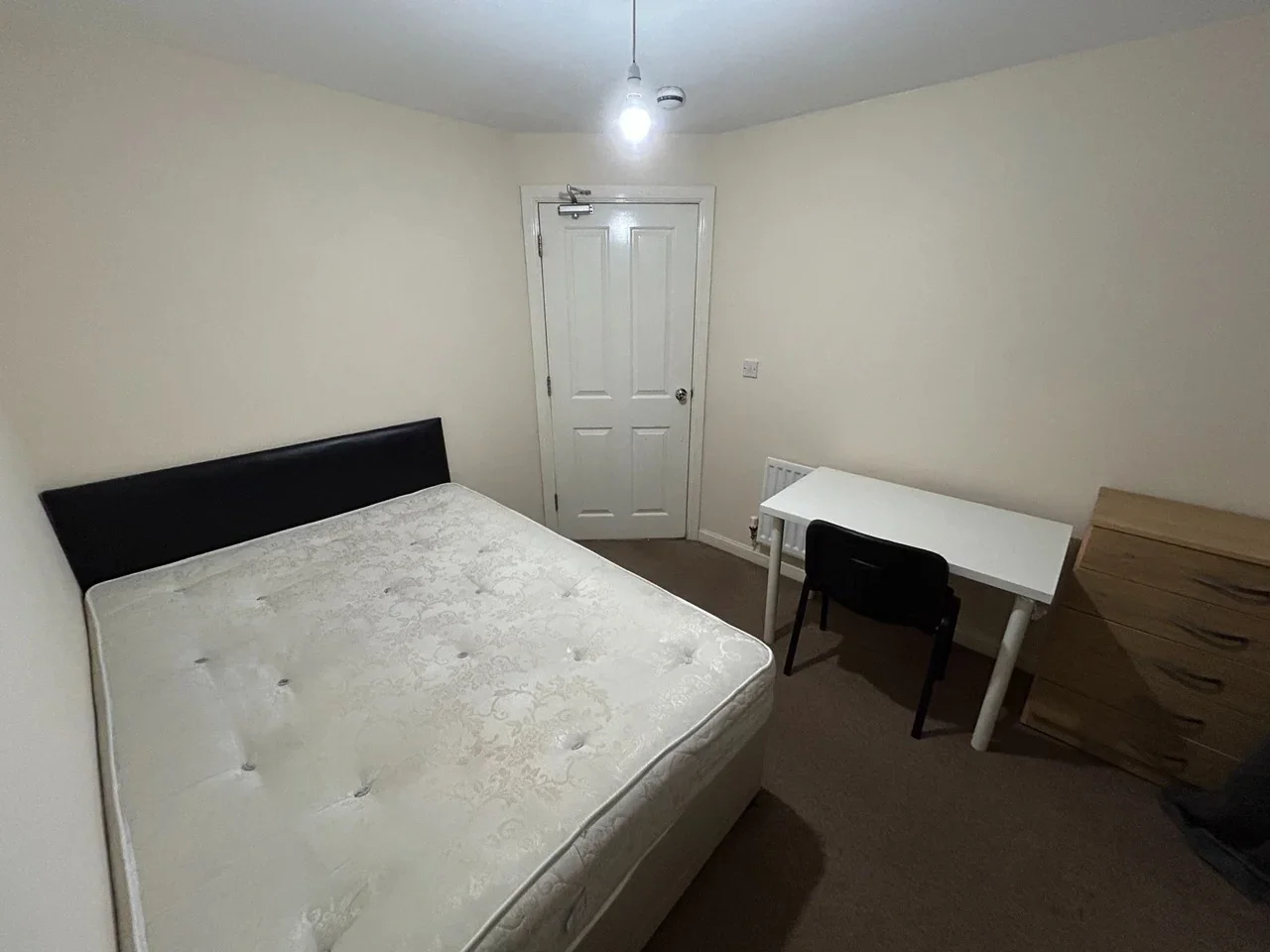 Room Aviation Avenue in Welwyn Hatfield