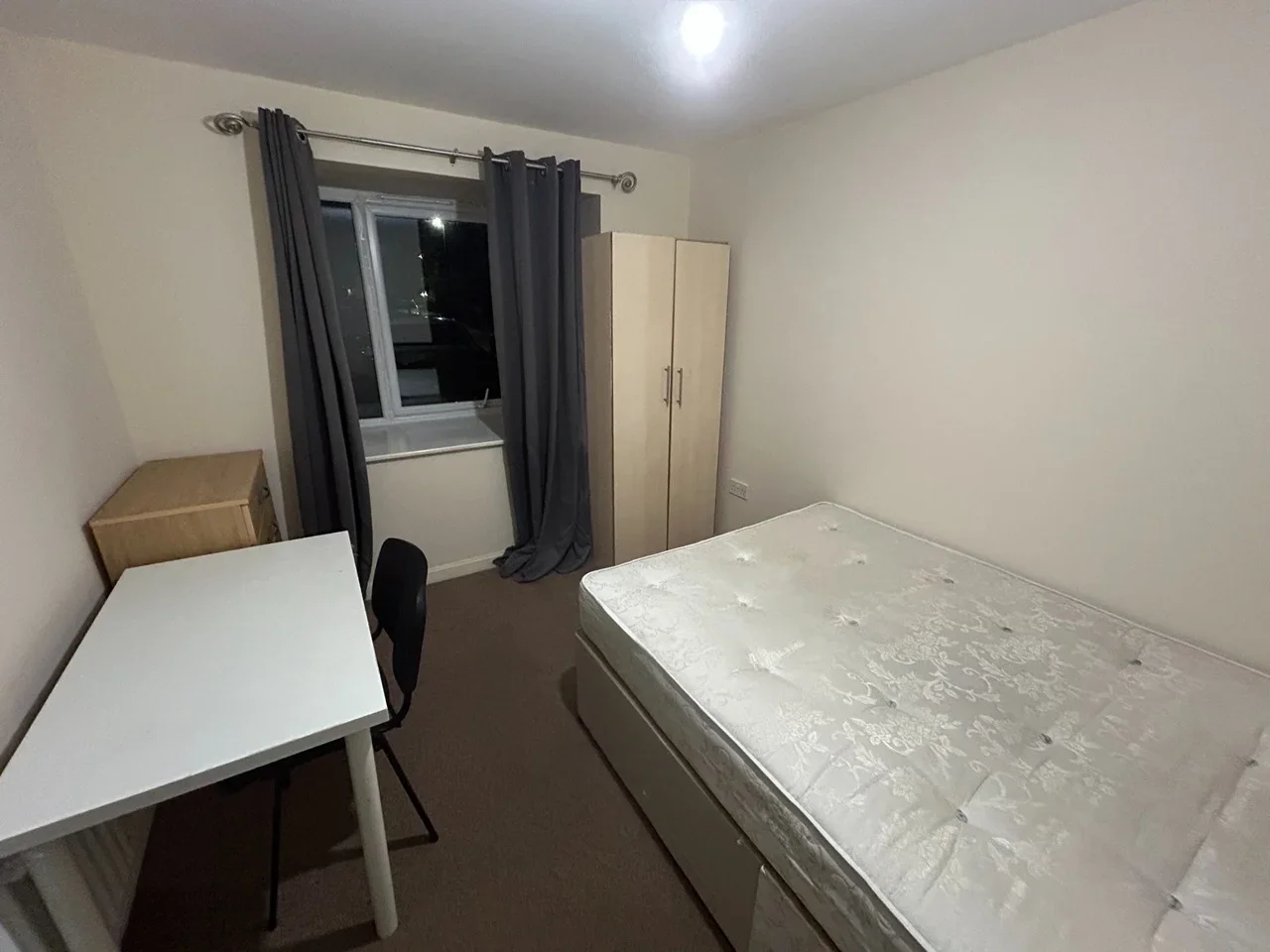 Room Aviation Avenue in Welwyn Hatfield