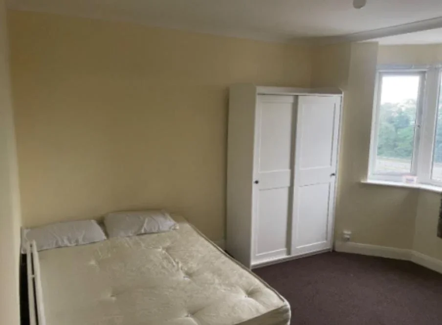 Room North Circular Road in Greater London
