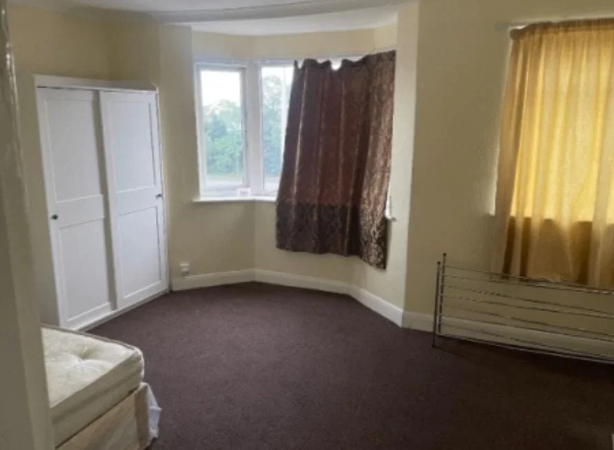 Room North Circular Road in Greater London
