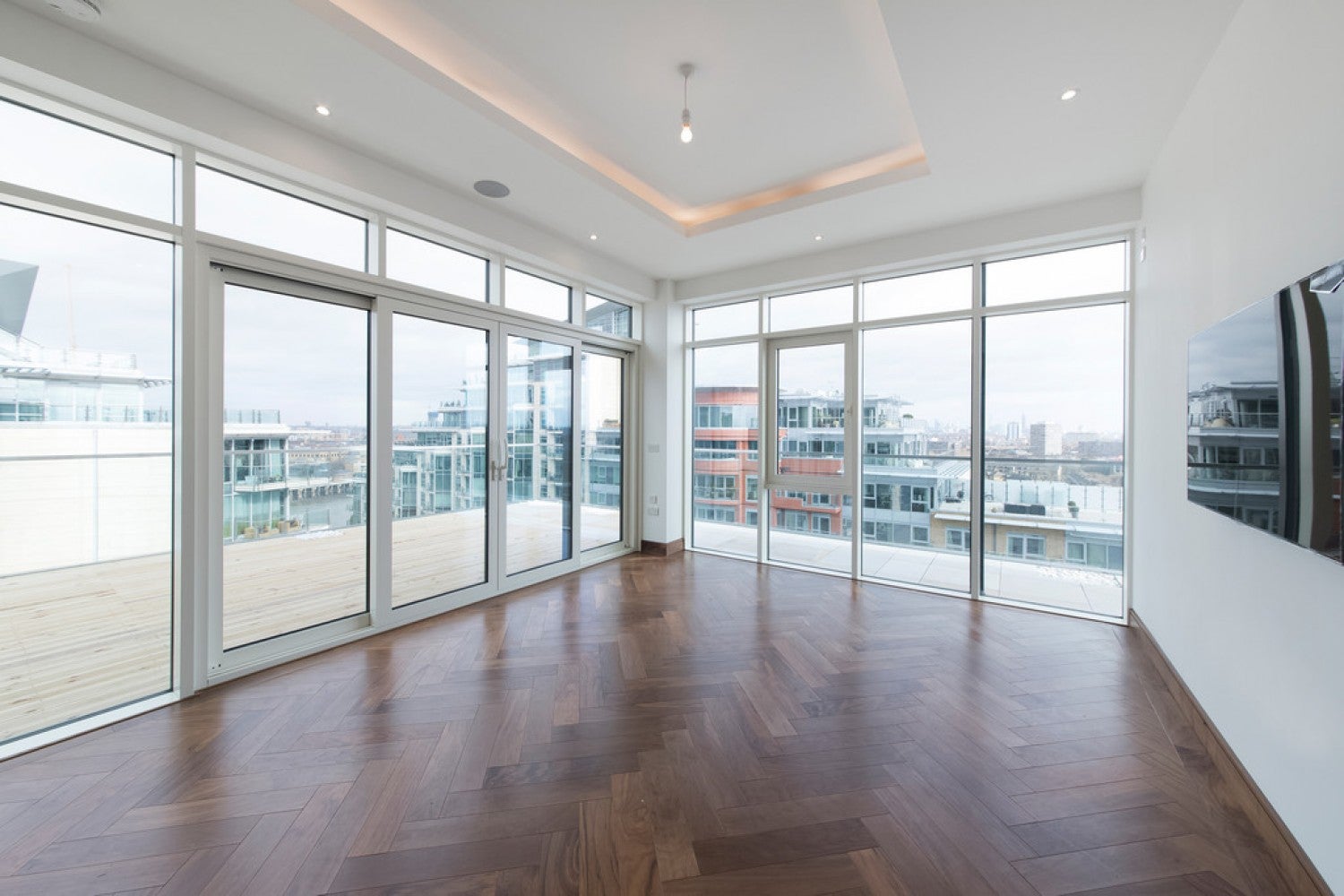 Flat Juniper Drive in Greater London