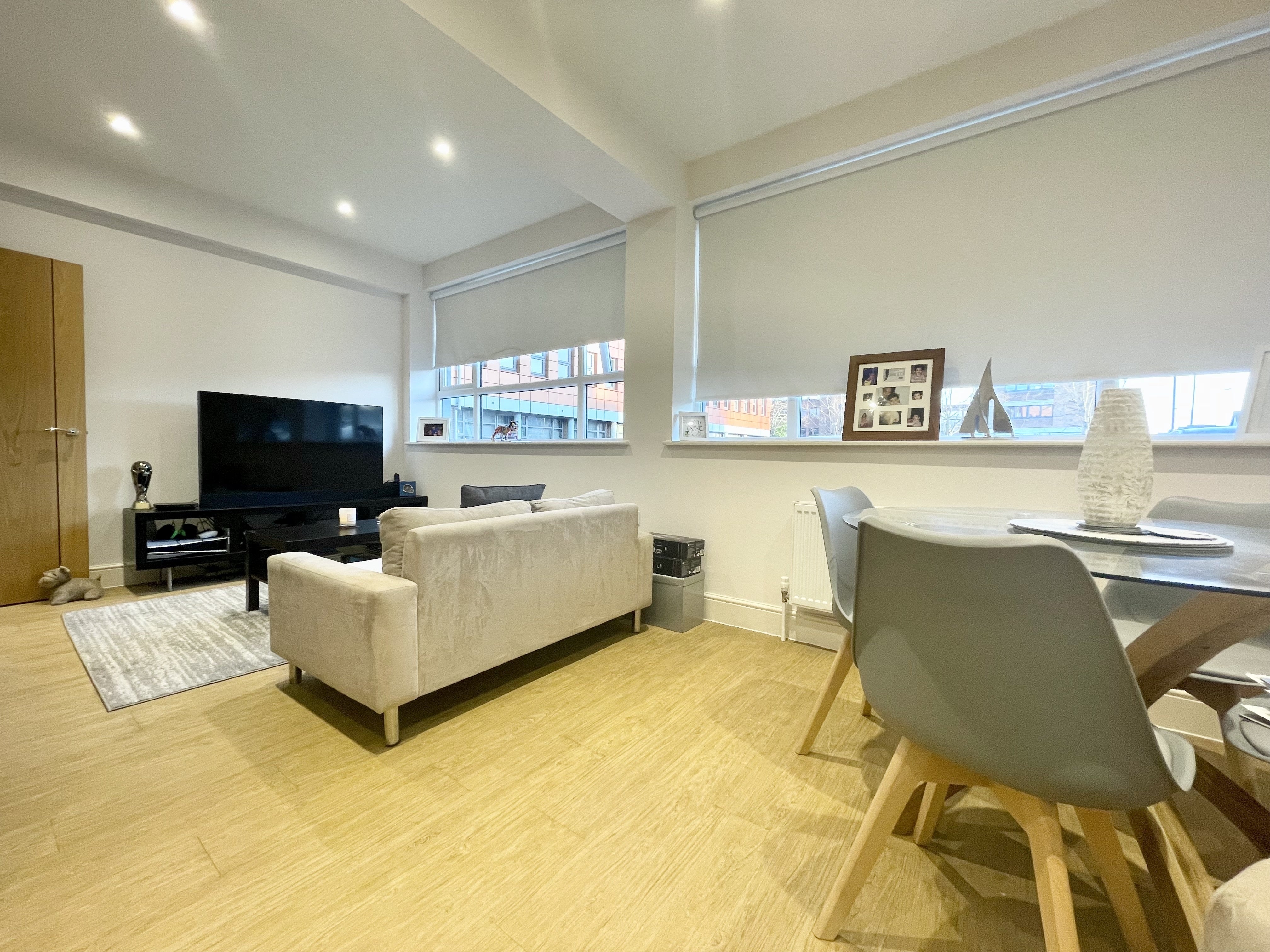 Flat Crest View Drive in Greater London