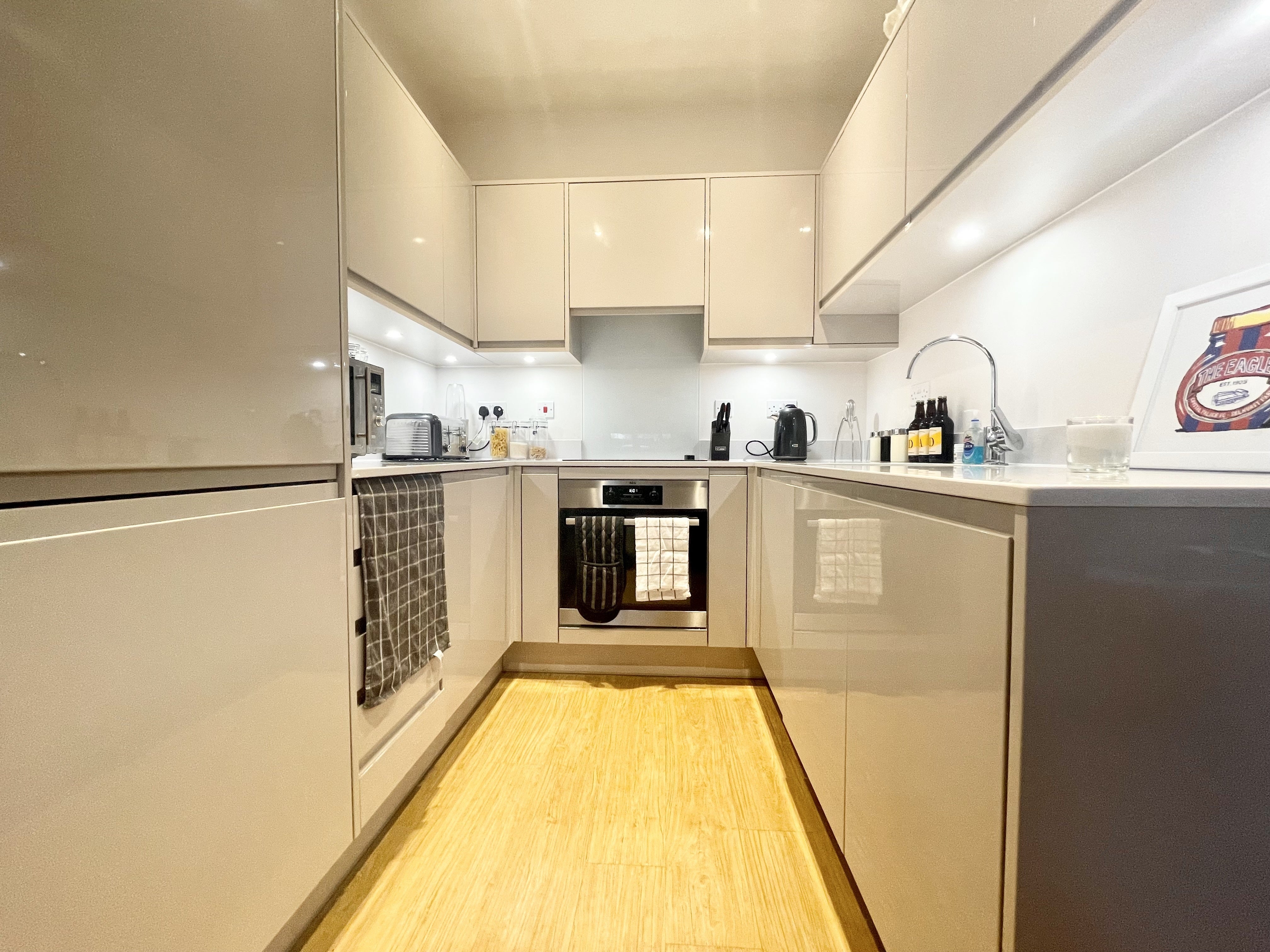Flat Crest View Drive in Greater London