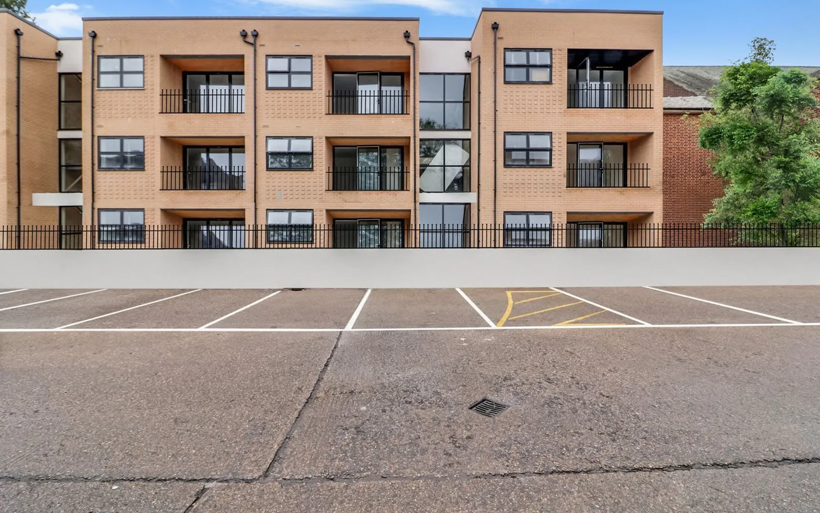 Flat Northolt Road in Greater London