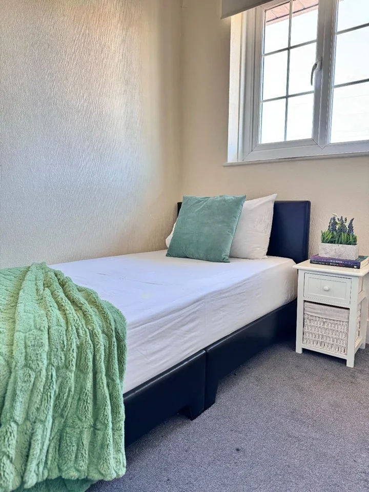 Room Chalfont Avenue in Greater London